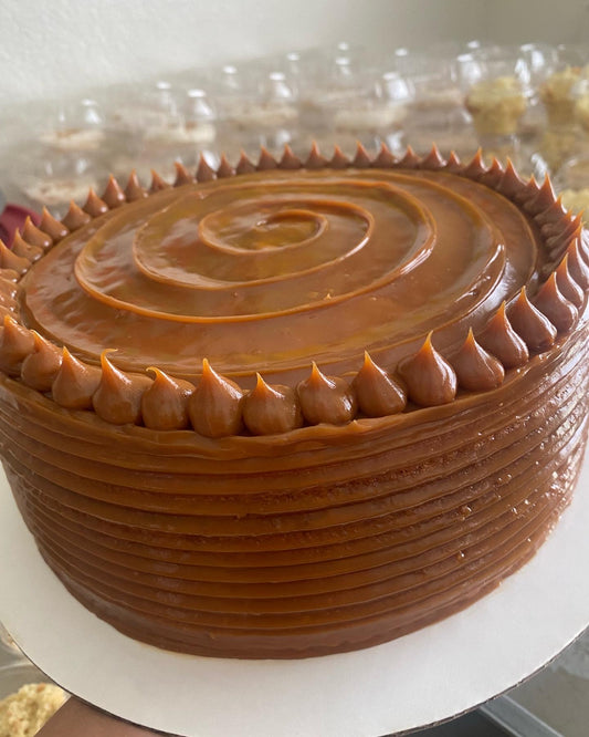 ESPONJOSA TORTA DE VAINILLA CON CAPAS DE RELLENOS DE DULCE DE LECHE