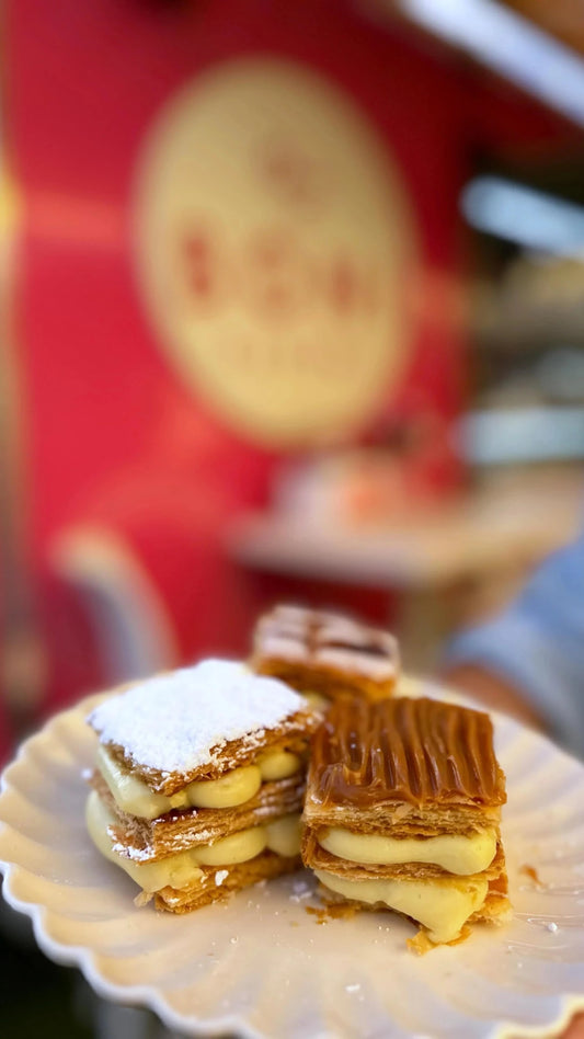 DOCENA DE MINI MILHOJAS CON TOPPING DE AZUCAR GLASS artesanal en Miami - Boni Bakery